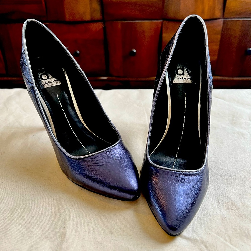 Dolce Vita pumps in pewter.